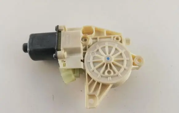 Mercedes-Benz C W204 Front door window regulator motor A2048200142 KL1085