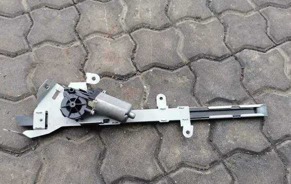 Mercedes-Benz CLK A209 C209 Seat belt adjustment motor 0132004321 2098600282