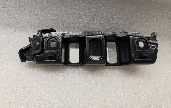 Volkswagen Touareg III Front bumper mounting bracket 7P6807050