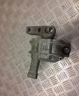 Audi Q3 8U Engine mount bracket 04l903143d M086 5AACN