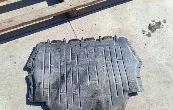 Skoda Yeti (5L) Engine splash shield/under tray 5C0825237B