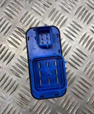 Land Rover Freelander Coolant fan relay YWB100980