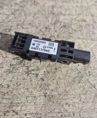 Chrysler Grand Voyager IV Airbag deployment crash/impact sensor 04671779AC 1896300506 310304