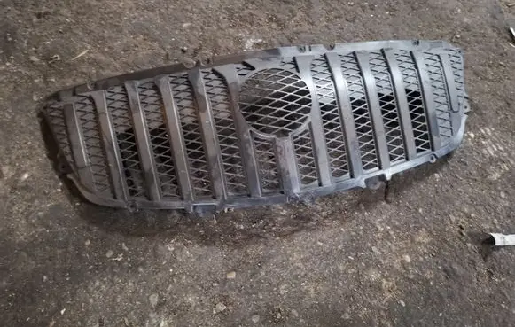 Buick Encore I Front bumper upper radiator grill 95485092
