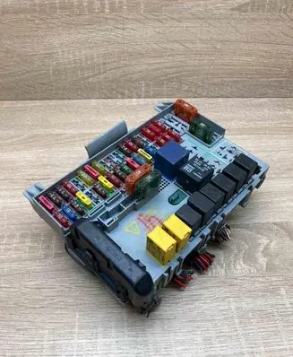 Opel Zafira A Fuse module 90589965