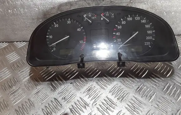 Volkswagen PASSAT B5 Speedometer (instrument cluster) 3B0919860D