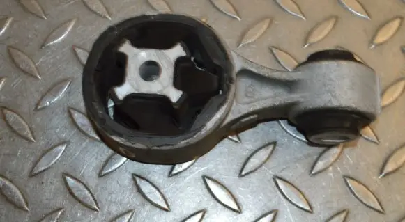 Nissan X-Trail T32 Engine mount bracket