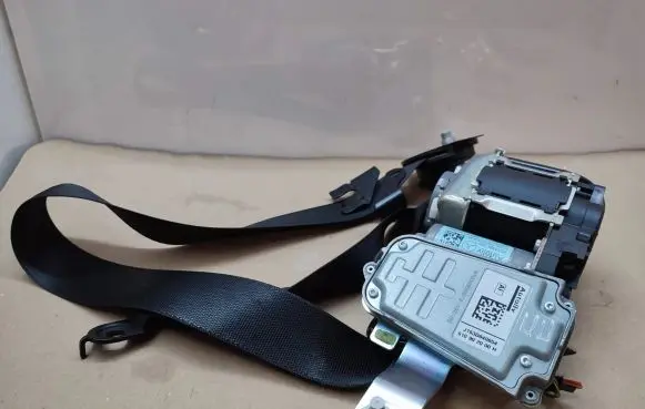 Mercedes-Benz E W212 Front seatbelt 610902000H