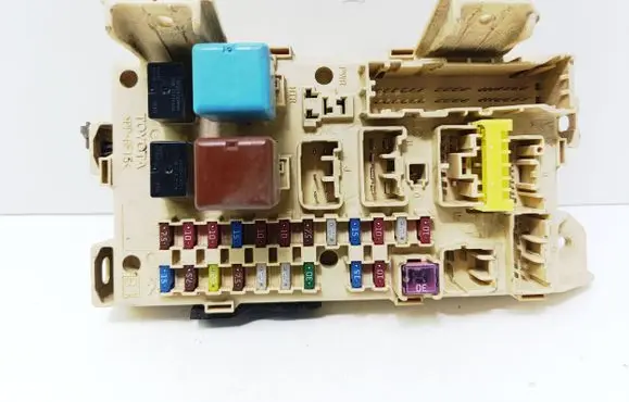 Toyota Avensis Verso Fuse module 8922144030