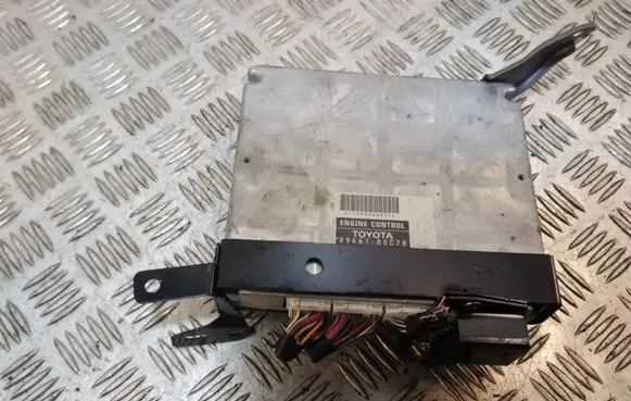 Toyota Avensis T250 Engine control unit/module 8966105C70
