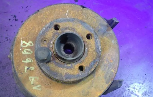 Volkswagen Golf III Front wheel hub spindle knuckle