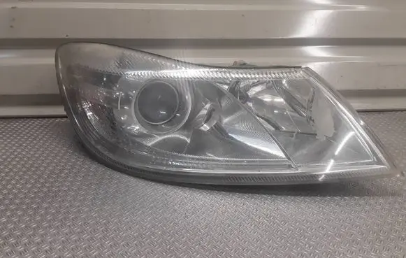 Skoda Octavia Mk2 (1Z) Headlight/headlamp 