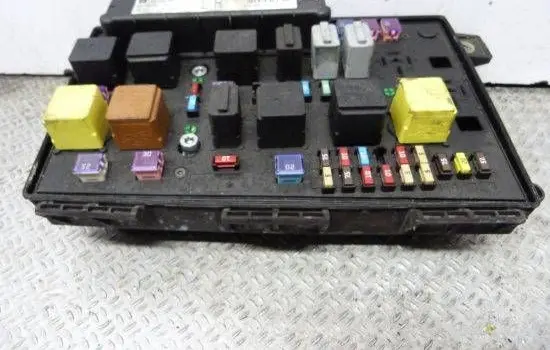 Opel Astra H Fuse module 5DK008668