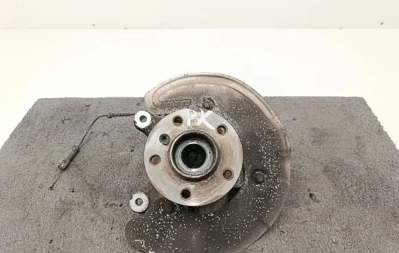BMW 2 F46 Front wheel hub spindle knuckle 6876645 6850767