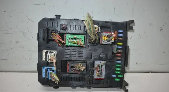 Citroen C4 I Fuse module 9661940480