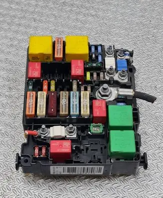 Peugeot 308 Fuse module 9804848580