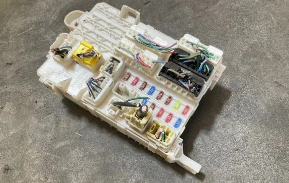 Toyota Hilux (AN10, AN20, AN30) Fuse module