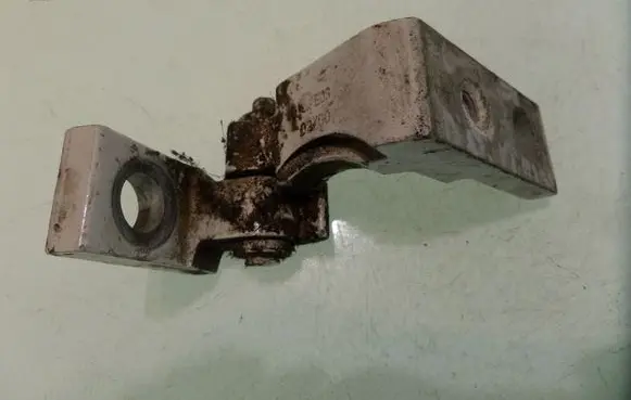 Volkswagen Golf IV Front door upper hinge