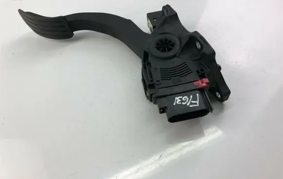 Volvo V70 Accelerator throttle pedal 31329058 F1631