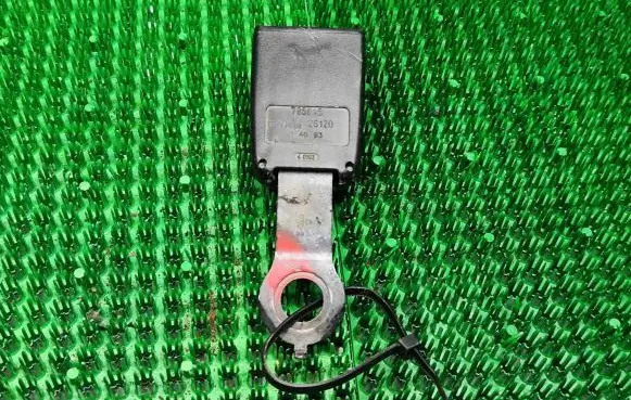 Renault Clio I Front seatbelt buckle 785645
