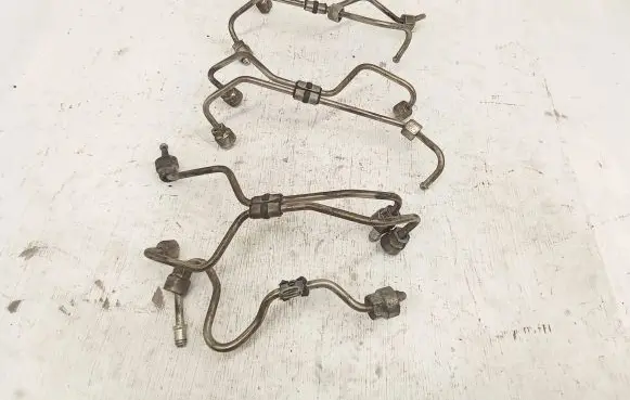Fuel injector supply line/pipe