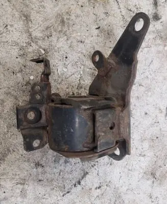 Toyota Avensis T250 Engine mount bracket
