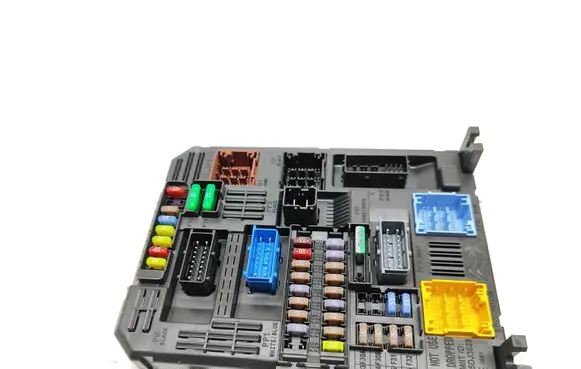 Peugeot 308 Fuse module 9830790580 28625142 3141843096