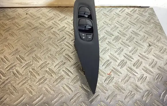 Nissan Qashqai Electric window control switch