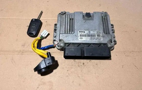 KIA Ceed Engine control unit/module 391032A715 1039S23247 0281013399
