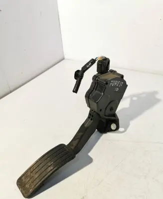 Accelerator throttle pedal