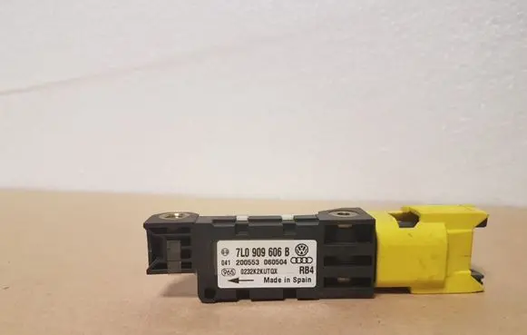 Audi A6 S6 C5 4B Airbag deployment crash/impact sensor 7L0909606B