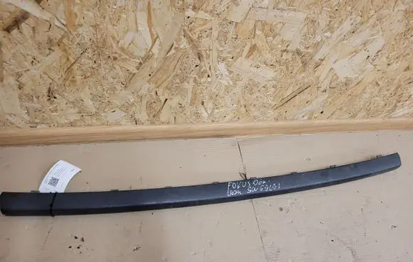 Rear bumper trim bar molding