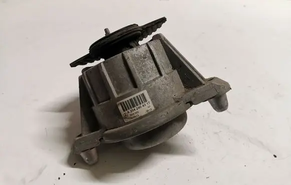 Mercedes-Benz E W212 Engine mount bracket A2042404317