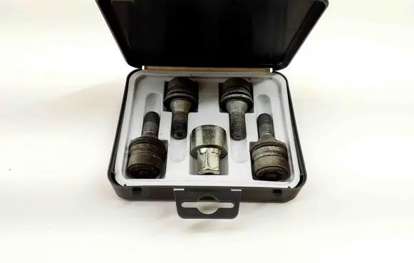 Toyota Aygo AB40 Anti-theft wheel nuts and lock PW45600005