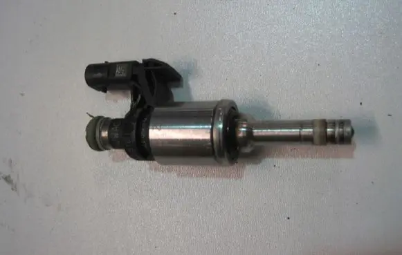 Skoda Rapid (120G, 130G, 135G) Fuel injector 04E906036P