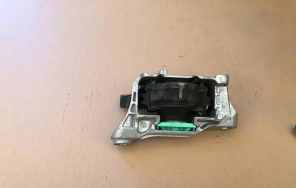 Engine mount vacuum valve