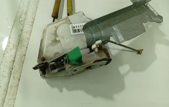 Toyota Aygo AB10 Front door lock 
