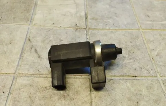 Audi A4 S4 B6 8E 8H Turbo solenoid valve 8E0906628