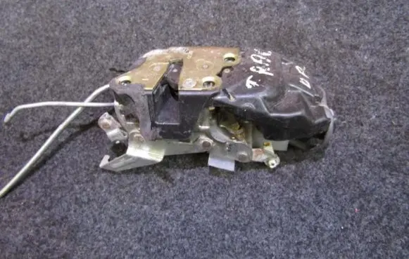 Toyota RAV 4 (XA10) Front door lock