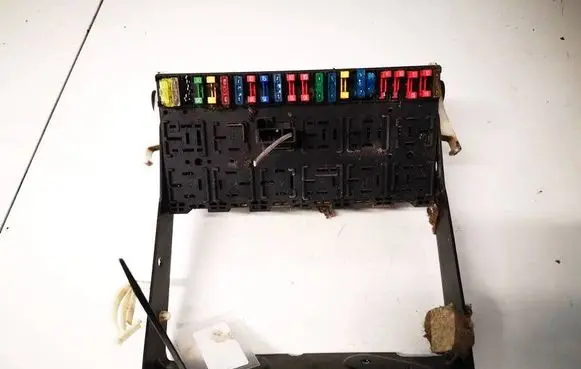 Volkswagen PASSAT B3 Fuse box set 357937039
