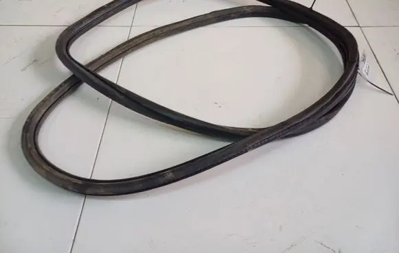 Volkswagen Touran I Rubber seal front coupe door 