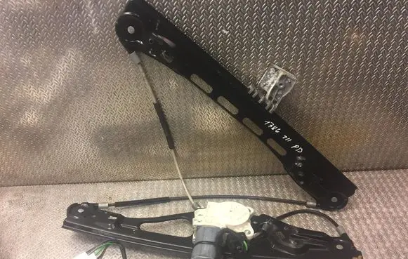 Mercedes-Benz E W211 Front door window regulator with motor A2117200246 2117200246