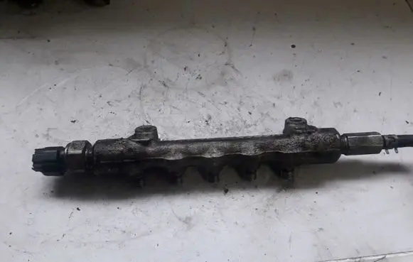 Toyota Corolla Verso E121 Fuel distributor 