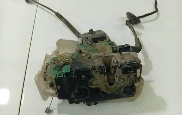 Volkswagen PASSAT B5.5 Front door lock 