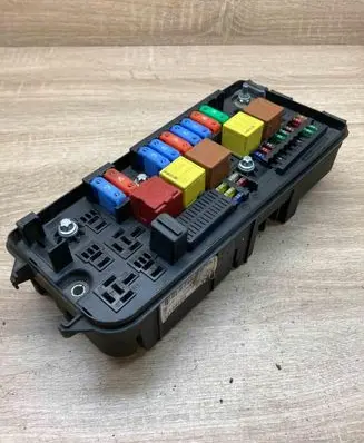Opel Vectra C Fuse module 13144709 460023260