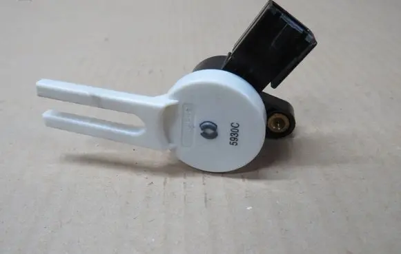 Opel Insignia A Clutch pedal sensor 25889337 5930C
