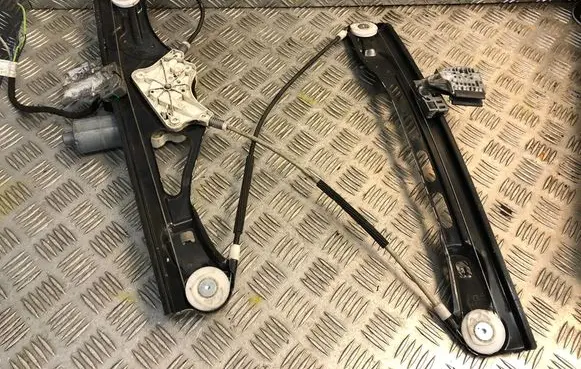 Mercedes-Benz E W211 Front door window regulator with motor 2117200246