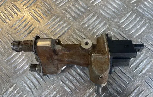 Mercedes-Benz E C207 W207 Fuel distributor A2720780189 A2720701695