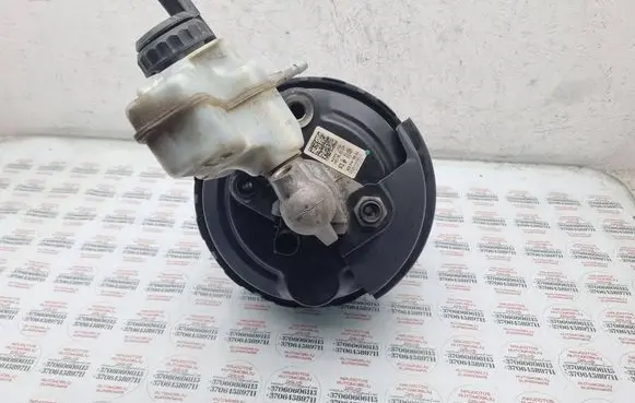 Volkswagen PASSAT B7 Brake booster 3C2614105AJ