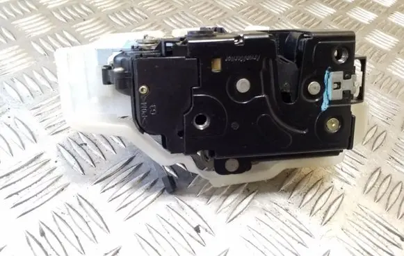 Volkswagen Golf Plus Rear door lock 7L0839015